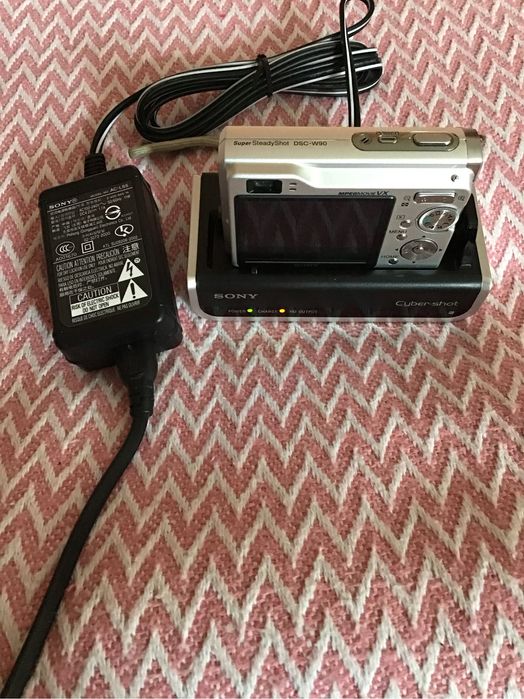 Цифровий фотоапарат Sony DSC-W90 з станцією для перегляду фото