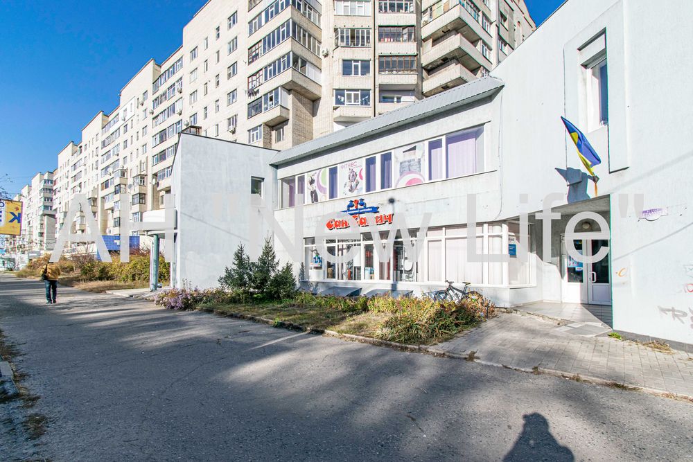 Здам приміщення на Металургів. 310 кв.м.  Окремий вхід.