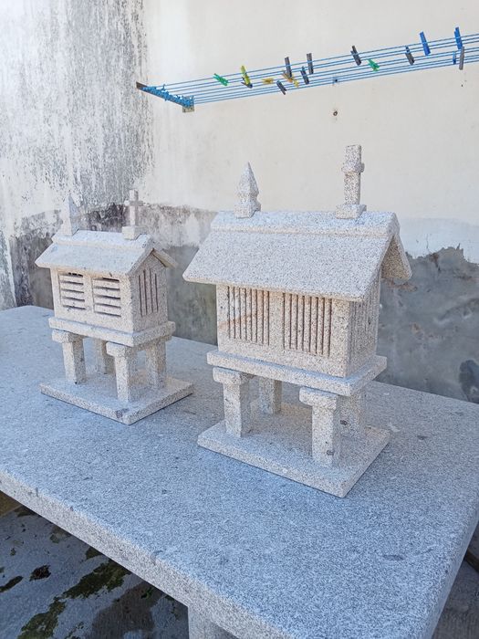 Espigueiros pequenos em granito
