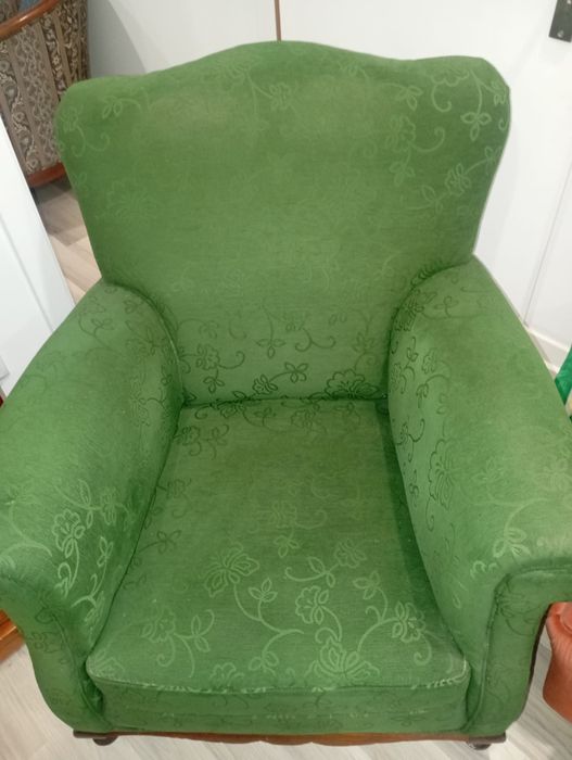 Venda de 1 poltrona e uma cómoda com 1 mesa de cabeceira apenas