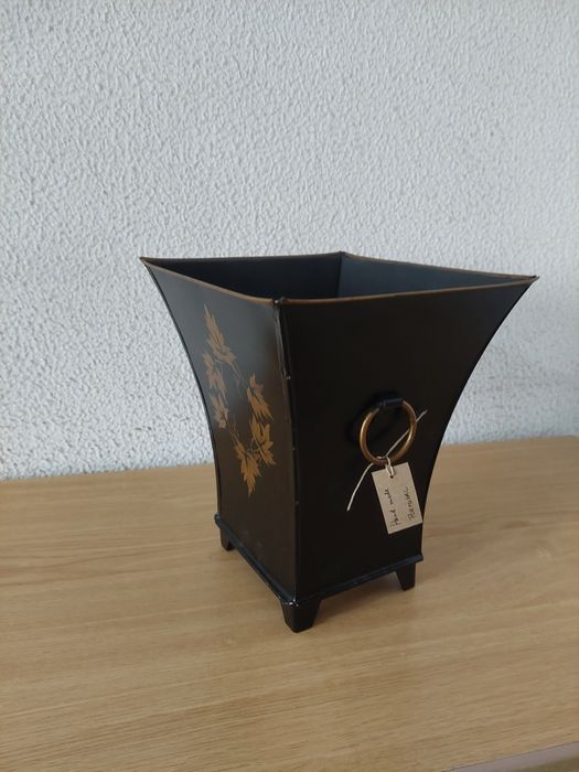 Vasos em folha de metal pintados á mão