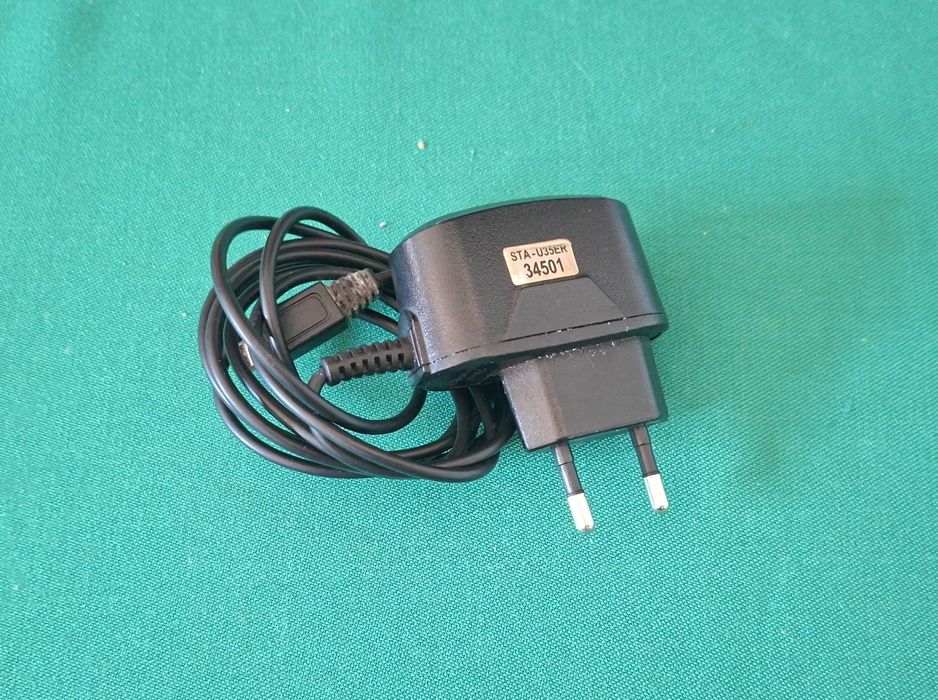 Carregador antigo para telemovel LG, modelo STA-U35ER