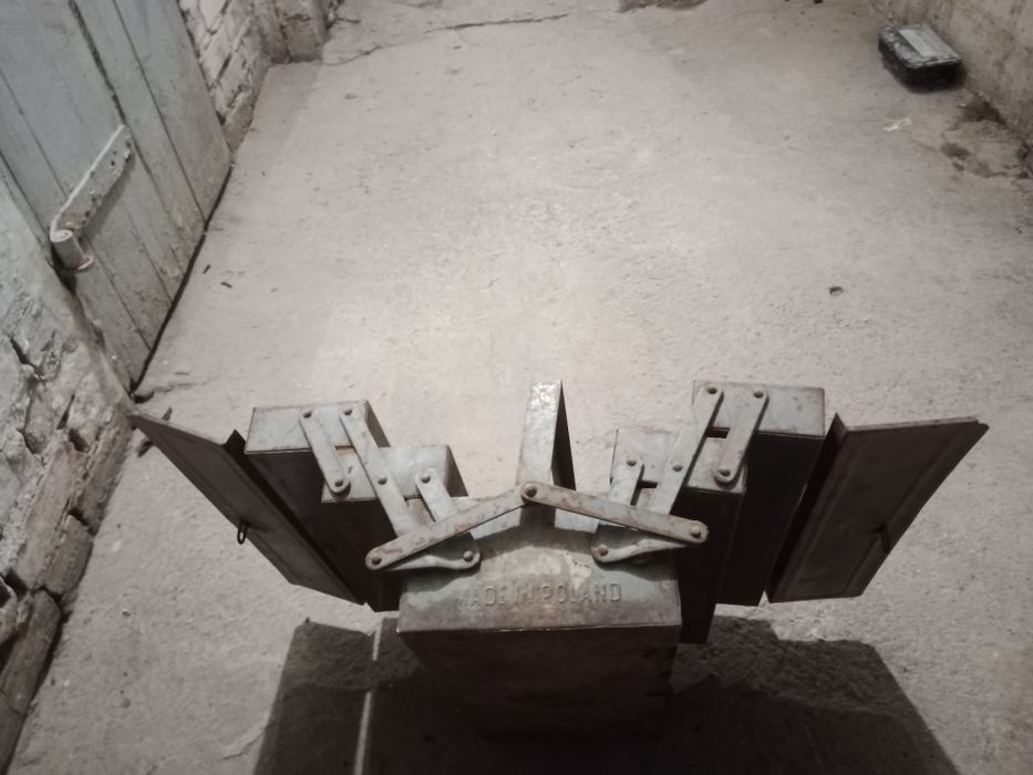 Skrzynka narzędziowa, metalowa z czasów PRL.