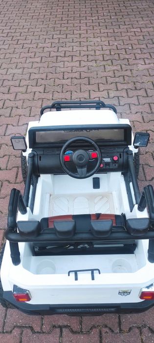 Samochodzik na akumulator 4x4 Jeep dla dziecka