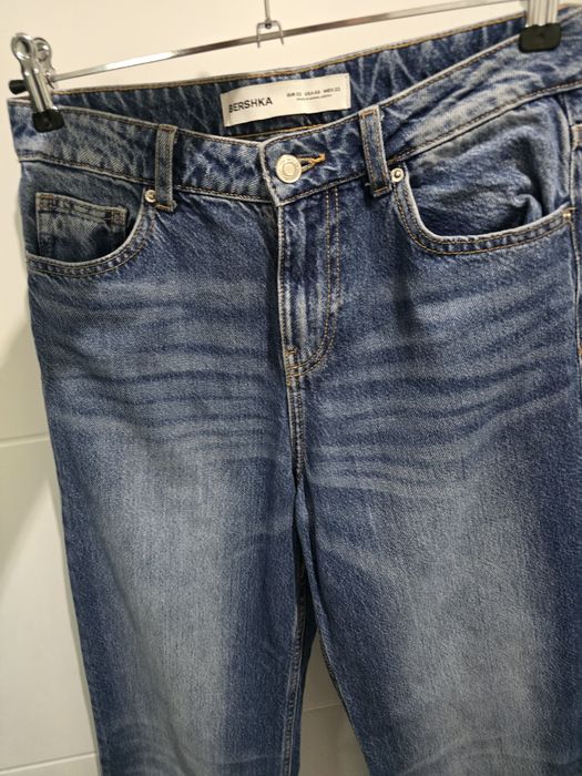 Spodnie jeansy z firmy BERSHKA. 32