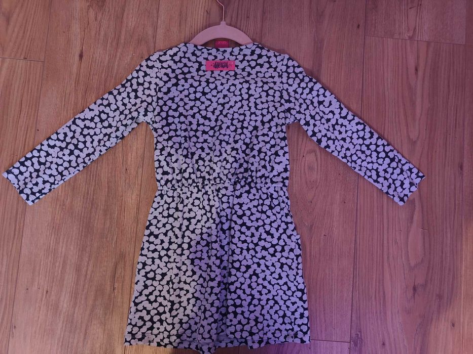 Sukienka w serduszka z różową kokardą