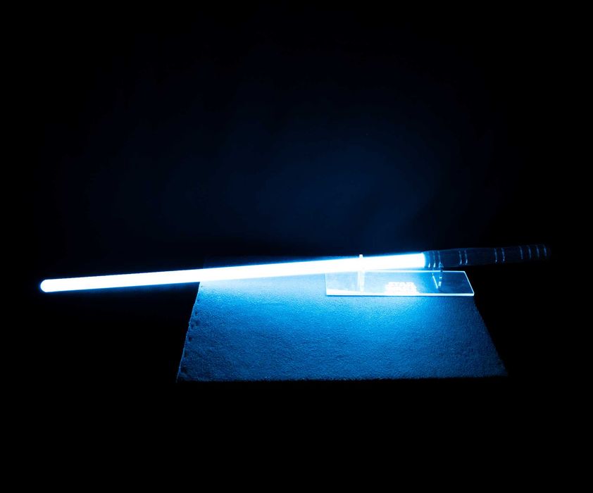 Lightsaber Obsidian V4 com Lâmina de 36” e Stand — Como Novo