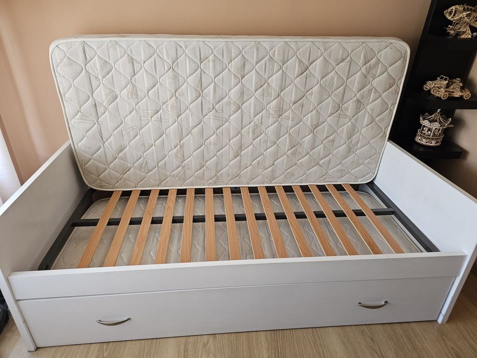 Cama de solteiro branco com gaveta de baixo