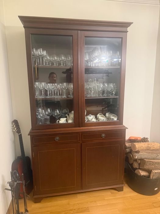 Conjunto Sala de Jantar Completo em Madeira Maciça – Mesa + 6 Cadeiras + Aparador + Cristaleira (Excelente Estado)