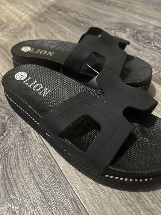 Шльопанці жіночі