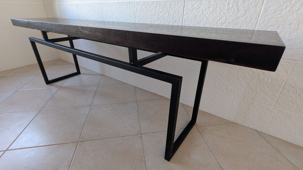 Consola Minimalista de Design – Carvalho Negro e Metal – Estado Impecável