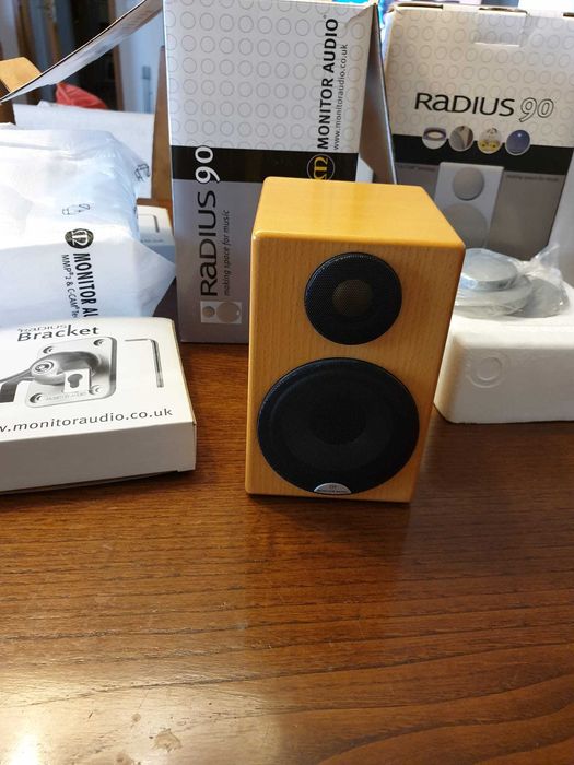 Colunas Monitor Audio Radius 90