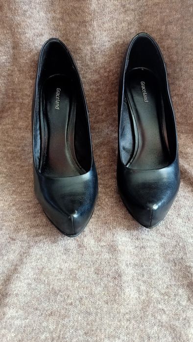 Szpilki czarne na platformie 38