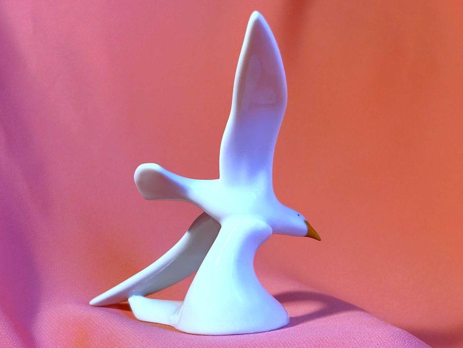 Figurka porcelanowa: „Mewa w locie”,biała porcelana Hollohaza,Hungary