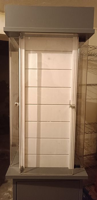 Expositor giratório com luz