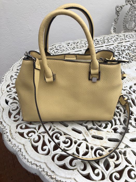 Carteira Nova cor creme com bolsas interiores