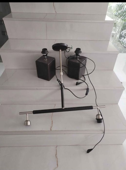 Candeeiro de teto e mesa cabeceira