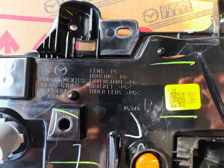 Поворотник правий передній Mazda CX-30, оригінал, LED DGH9-51060