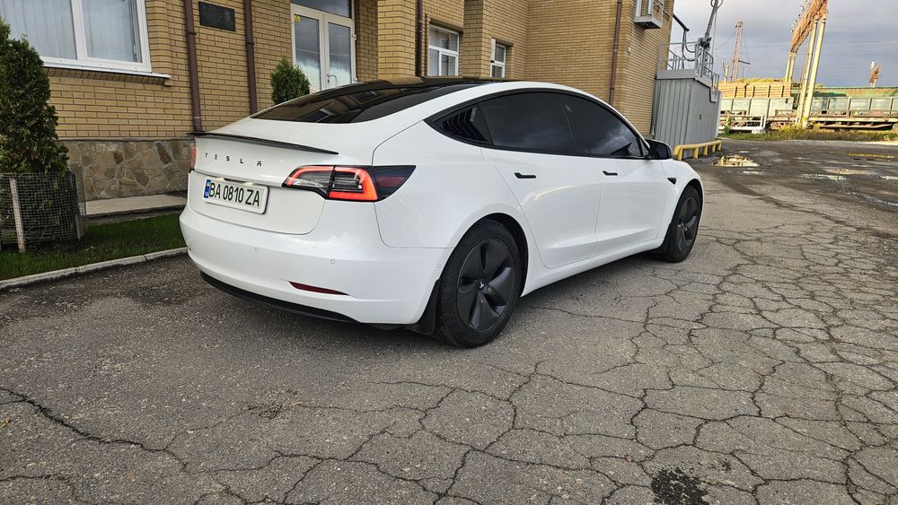 Продам tesla model 3