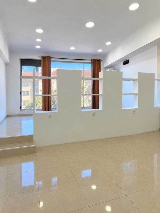 Loja para arrendar no centro de Almada — 37 m² e montra para a rua