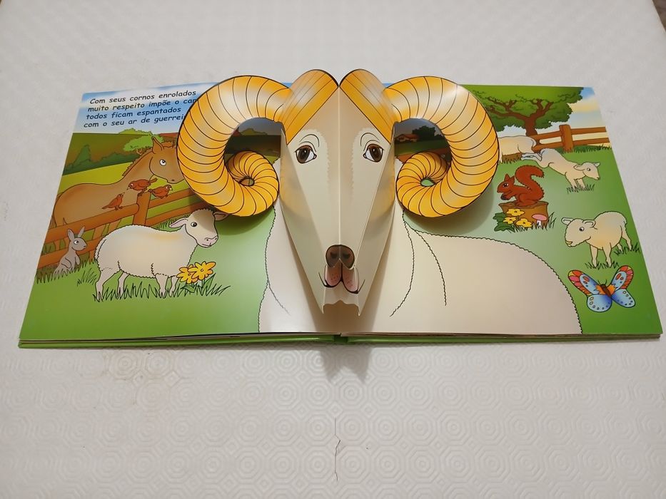 Livro Infantil "Surpresas No Campo"