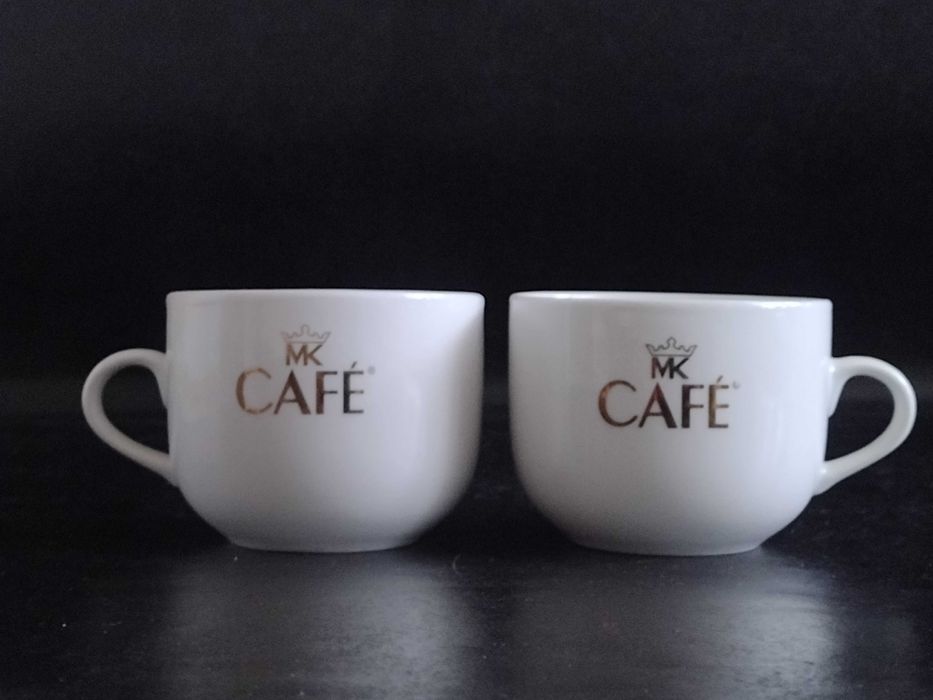 MK Cafe logo złote po obu stronach filiżanki para
