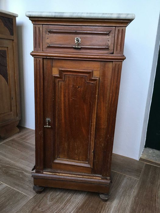 Mesinha de Cabeceira Antiga Tampo de Mármore