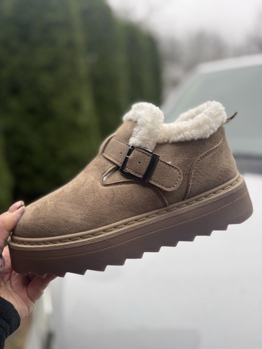 Коротенькі натуральні уггі