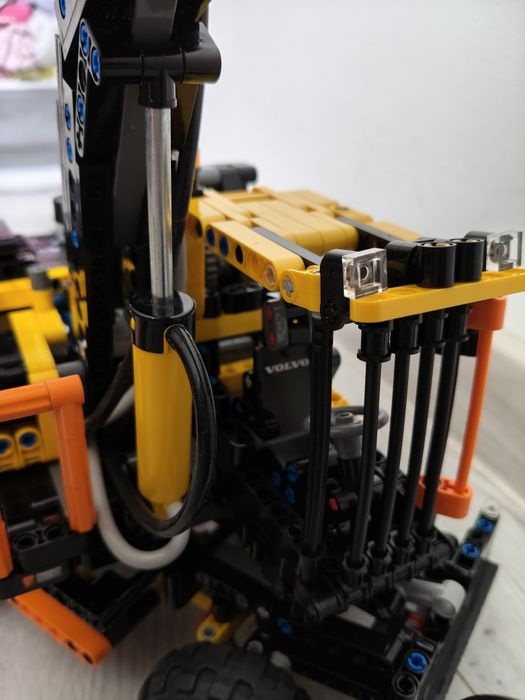 Koparka LEGO technic 42053 Volvo EW160E