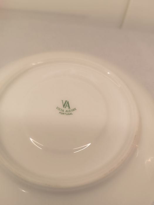 Chávena de Chá e Pires Antigo da Vista Alegre. Porcelana e Dourado