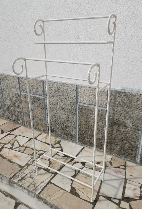 Toalheiro branco rústico em ferro