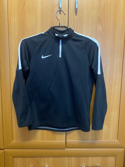 Кофта nike черного и красного цвета