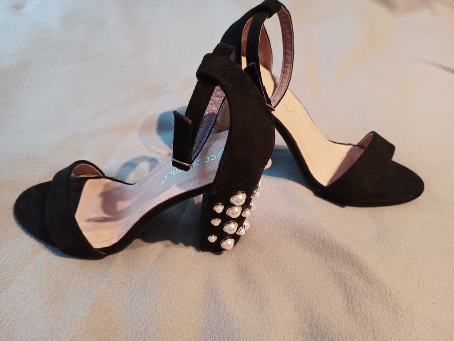 Sprzedam Piękne Sandałki na Obcasie