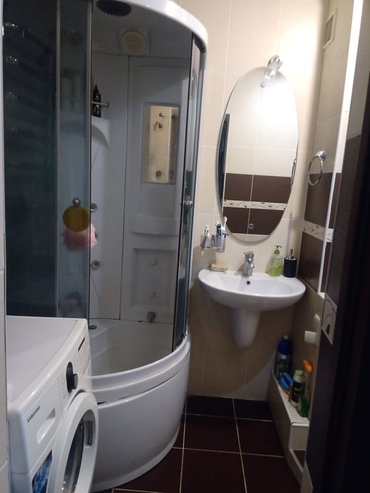 Здаю кімнату в трикімнатній квартирі .