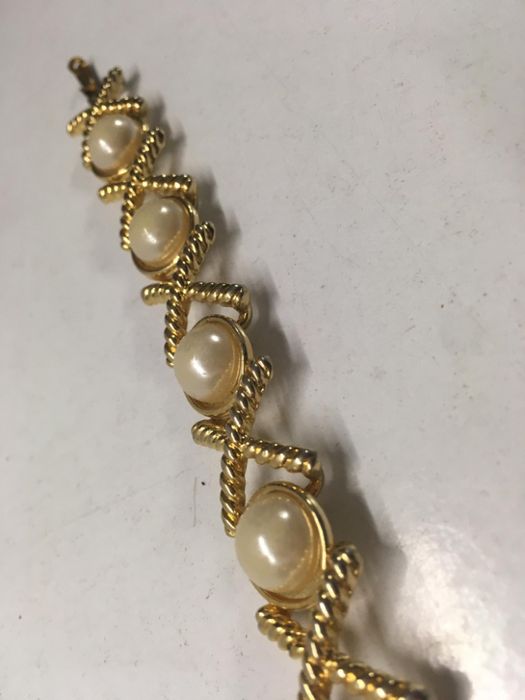 Pulseira Dourada com Pérolas