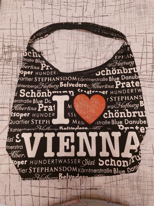 Сумки жіночі різні.