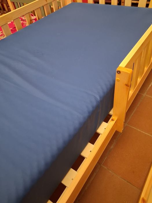 Cama de solteiro em madeira