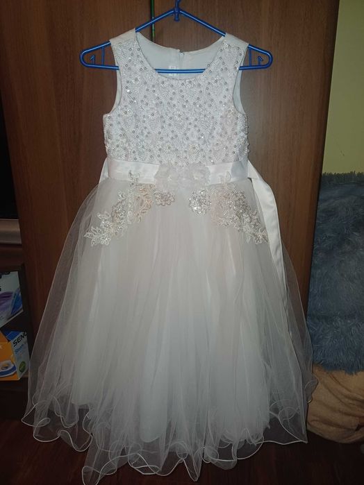 Плаття біле для дівчинки.