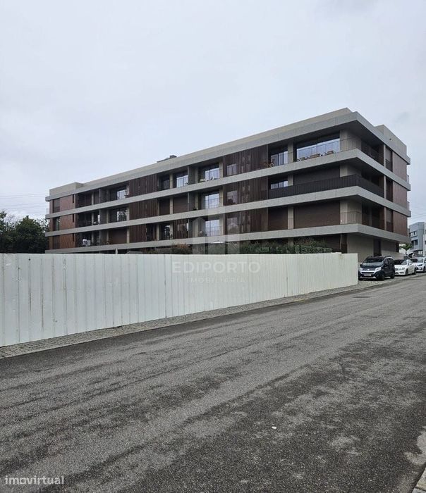 Apartamento  T2 e garagem fechada para 2 carros com áreas amplas e lum