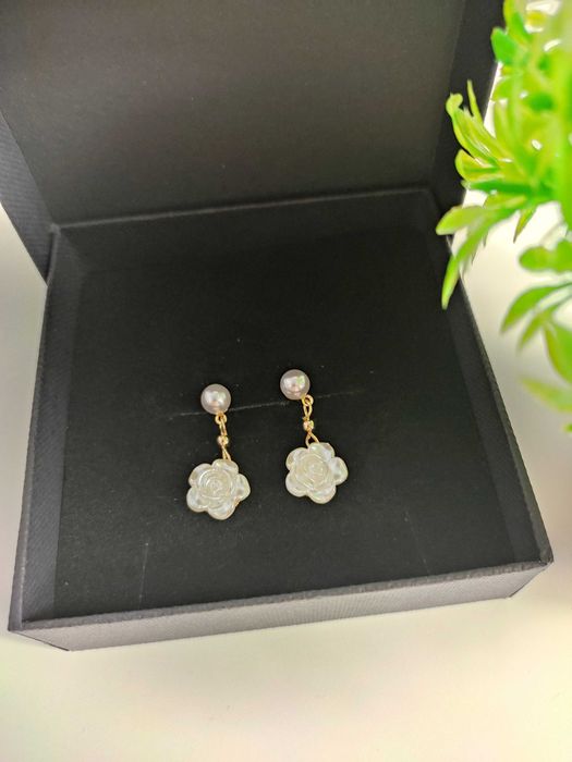 NOWE kolczyki złote białe róże z kamelią sztyfty wkręcane gratis eleganckie na ślub