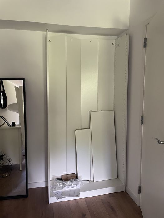 Estrutura de Roupeiro Branco Ikea