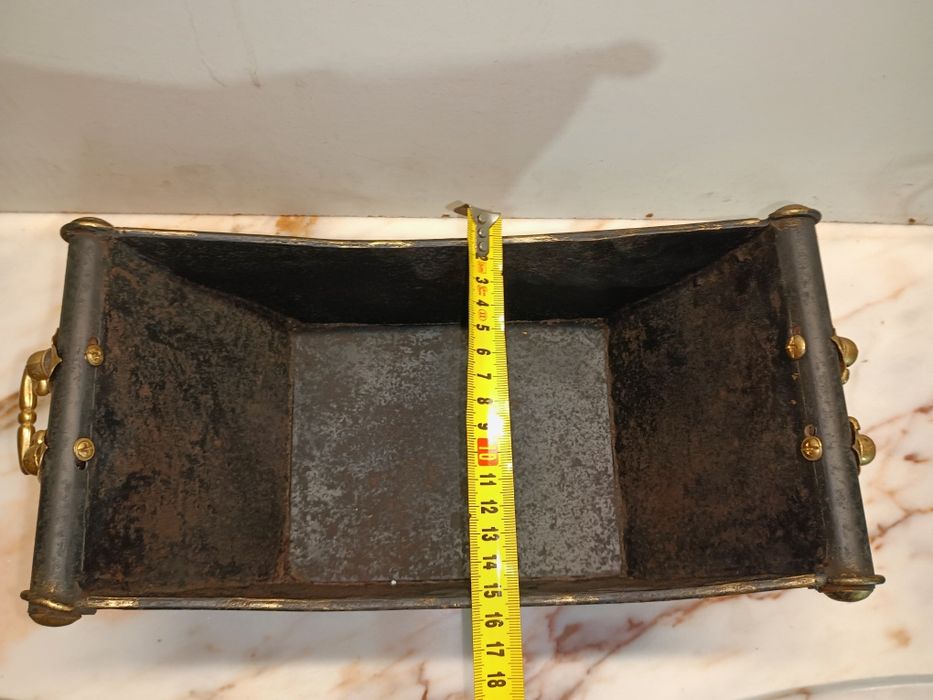 Vaso ou floreira decorativa de estilo antigo, feita de metal ferro fun