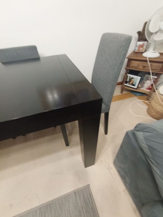 Mesa de jantar em madeira maciça