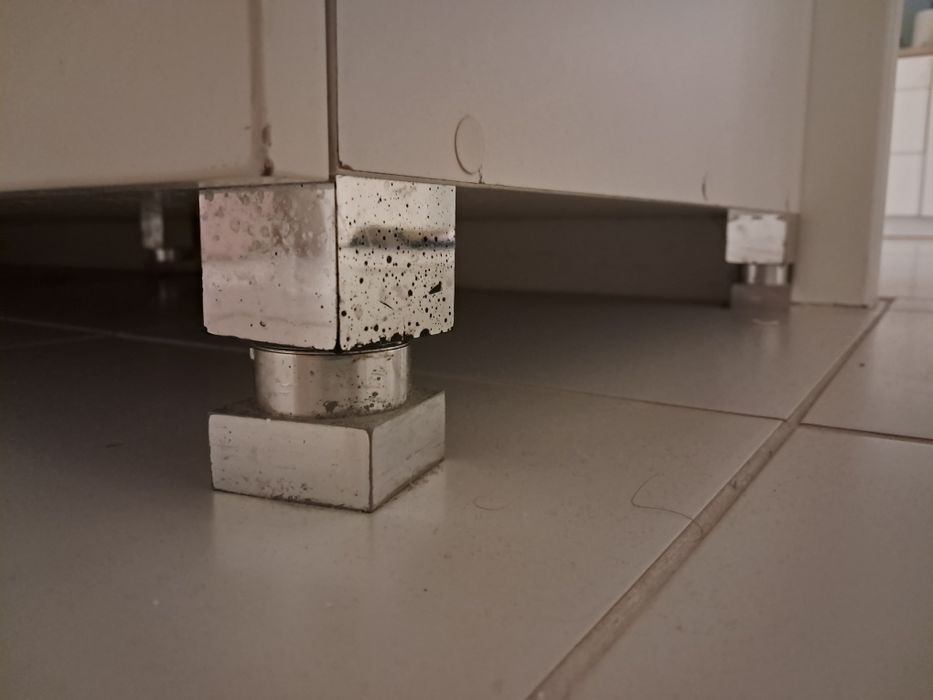 REZERWACJA Masywna szafka łazienkowa z umywalką i kranem