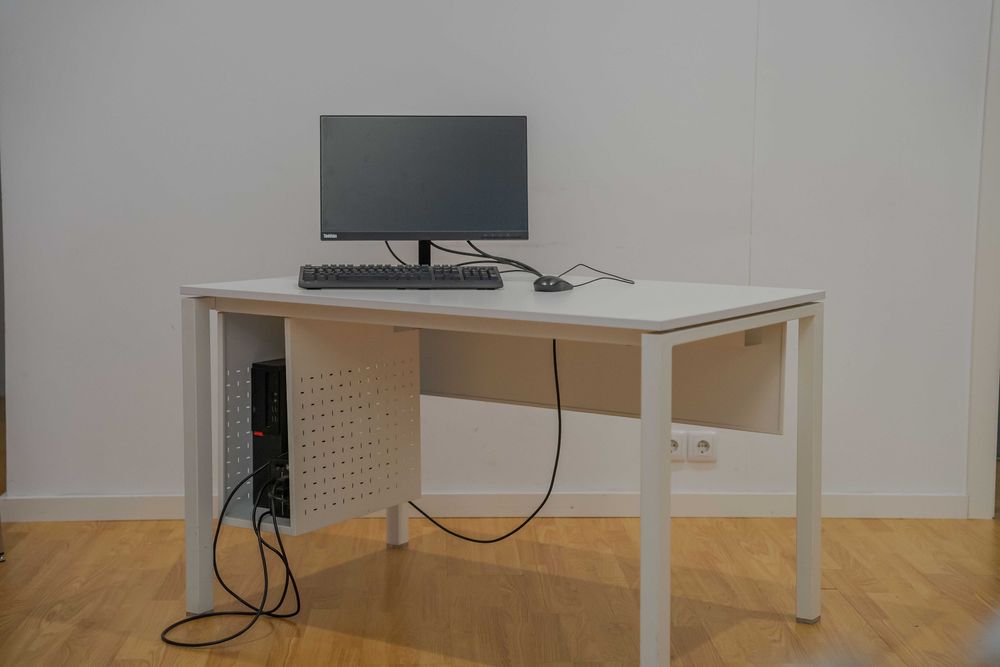 Mesa com base de computador