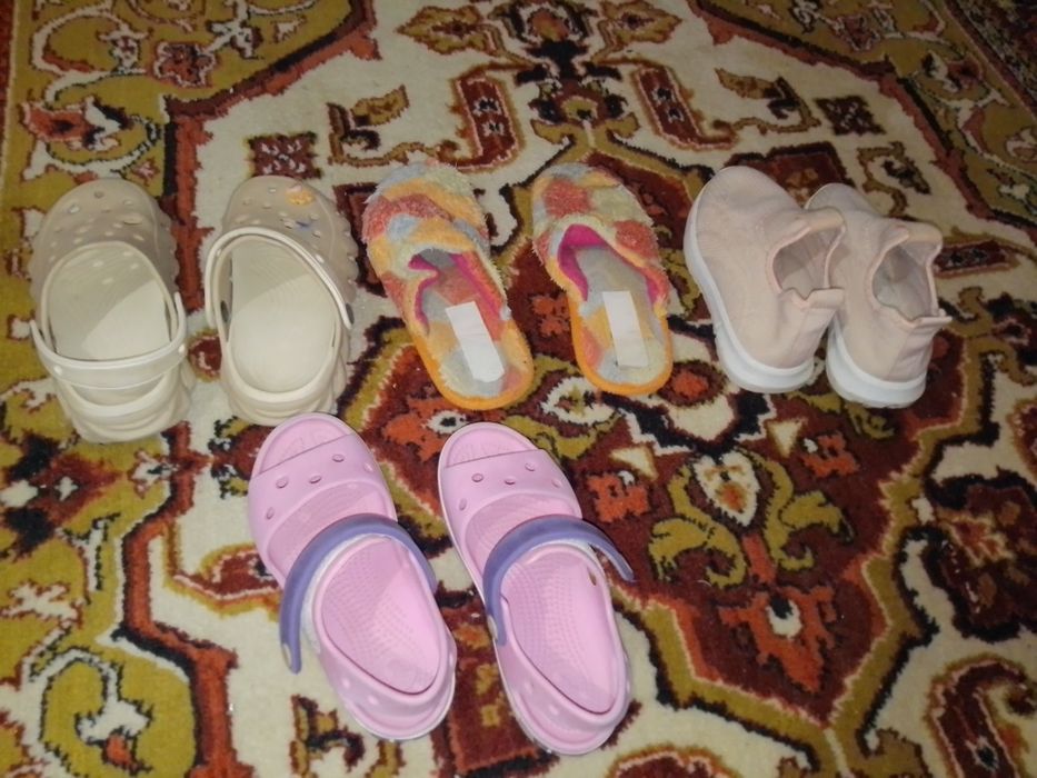 Отдам на девочку вещи и обувь