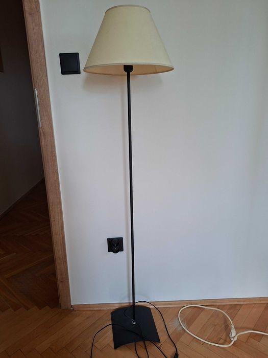 Lampa podłogowa z żarówką energooszczędną