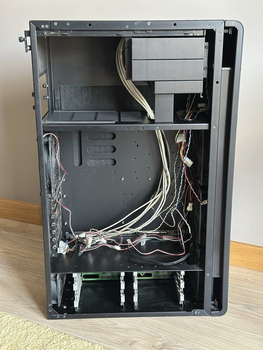 Lian Li TYR PC-X2000B Full Tower em alumínio — rara e completa
