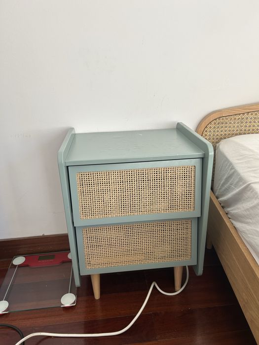 Vendo Cama queen size sem colchao e mesa de cabeceira