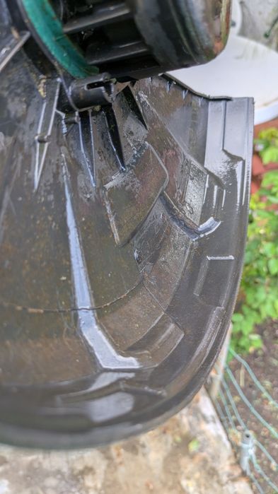 Máquina de cortar relva e roçadora  ,trabalha só que já não tenho .